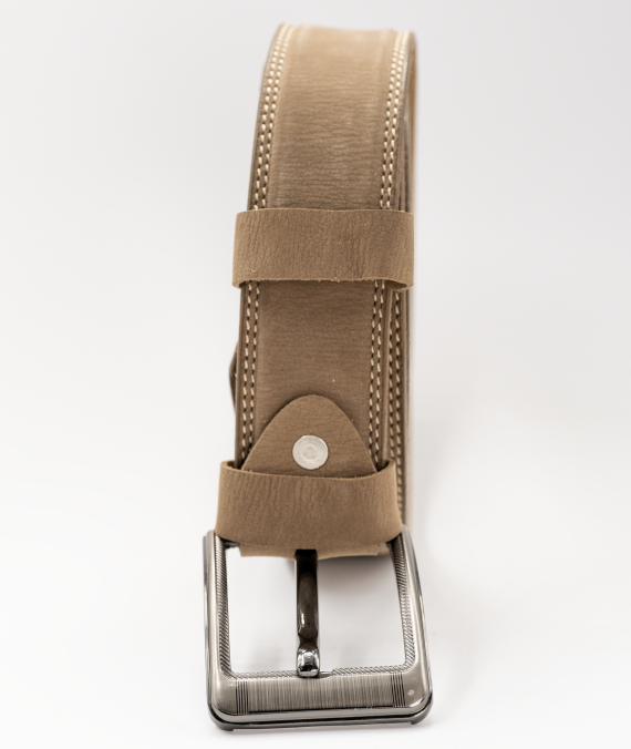 Double-stitched camel color belt in 100% pure nubuck leather