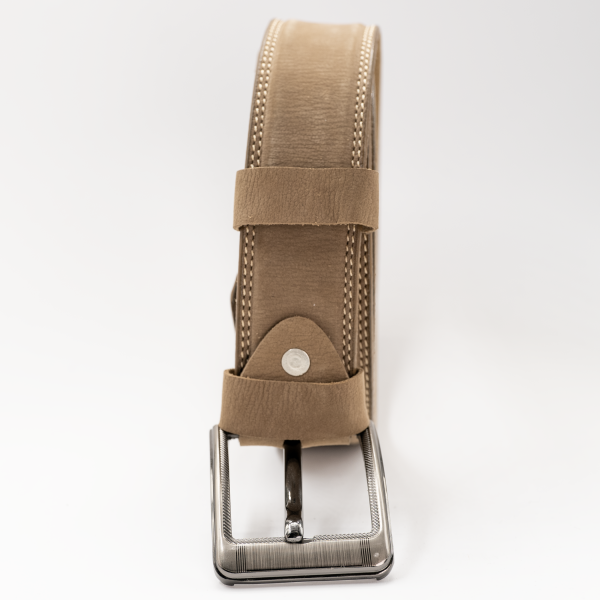 Double-stitched camel color belt in 100% pure nubuck leather